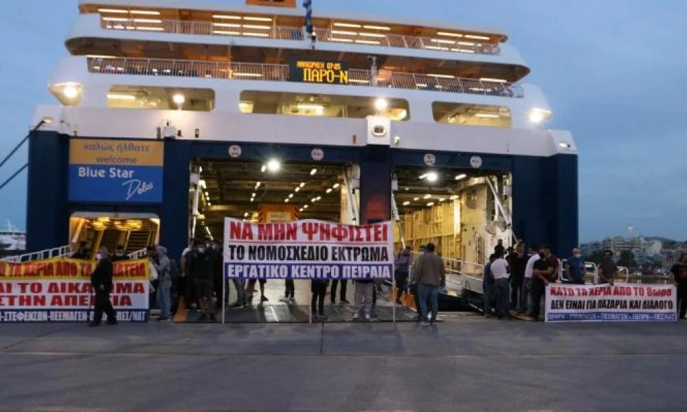 Χάος στο λιμάνι του Πειραιά: Στους καταπέλτες των πλοίων οι ναυτεργάτες
